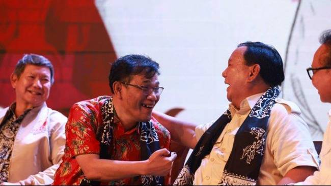 Calon Presiden Republik Indonesia nomor urut 2, Prabowo Subianto, menyampaikan permintaan maaf kepada Budiman Sudjatmiko, seorang aktivis tahun 1998 yang pernah (Sumber foto: Kompas.Tv)