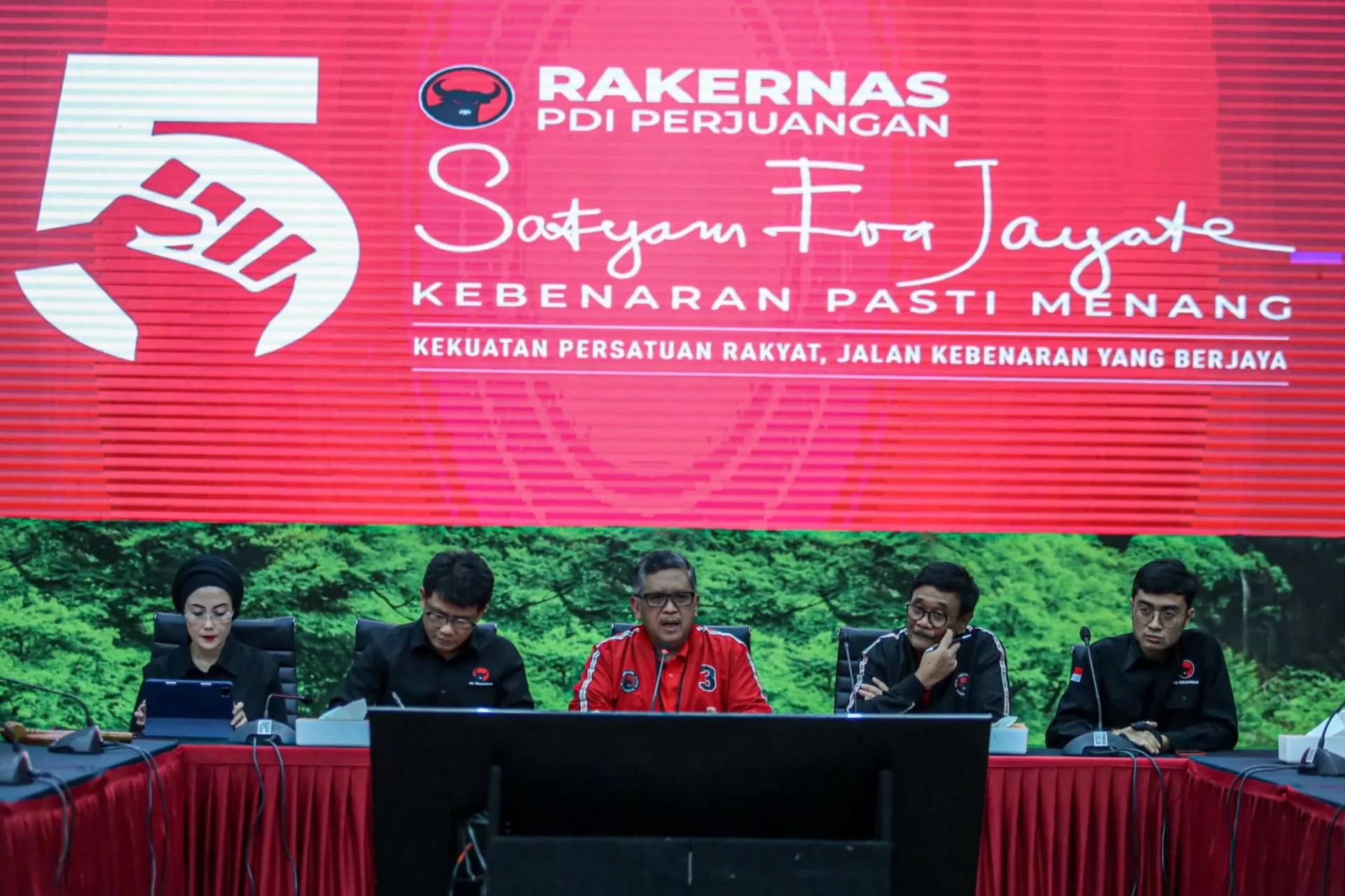 PDI-P mengungkapkan bahwa Presiden Joko Widodo dan Wali Kota Solo Gibran Rakabuming tidak diundang ke dalam Rapat Kerja Nasional (Rakernas) (Sumber foto;Lombokpost)
