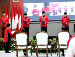 Megawati Soekarnoputri Angkat Ganip Warsito dan Andi Widjajanto sebagai Kepala Badan di PDIP